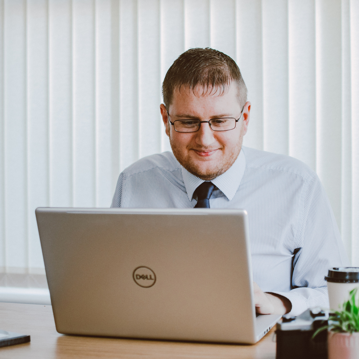 man-in-white-dress-shirt-using-silver-dell-laptop-3197388